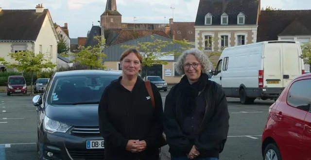 photo  sandrine guiard, 4e adjointe, et léa duval, la maire, ici place dufour, ont pris note des remarques des habitants lors d’une réunion publique pour sa rénovation.  &copy;  le maine libre 