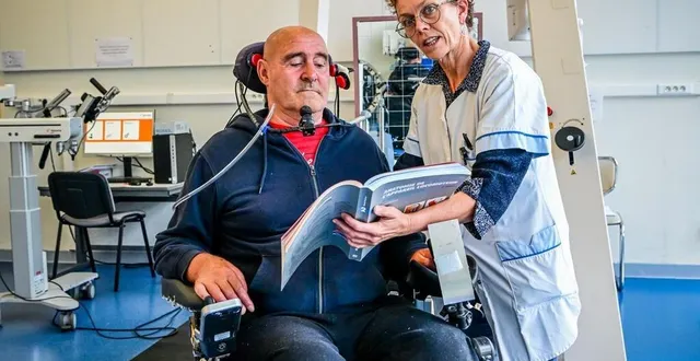photo  saint-saturnin, mercredi 11 septembre 2024. depuis son accident de trottinette, il y a un peu plus d’un an et demi, patrick (ici avec annie, cadre de santé au prh) est cloué dans son fauteuil. tétraplégique.  &copy;  photo le maine libre – yvon loué 