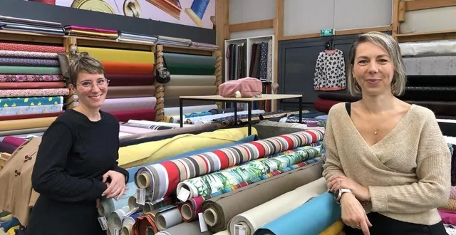 photo  lucie duhoux et ophélie charpentier ferment la boutique l’atelier du tissu.  &copy;  ouest-france 