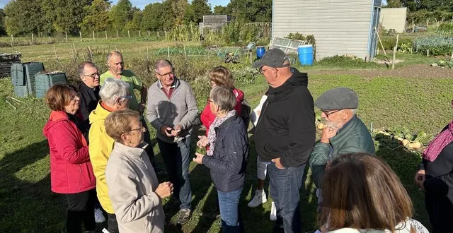 photo  claude couzin, président de l’association des jardiniers de la coudre, a accueilli la petite troupe des promeneurs, samedi 28 septembre 2024.  &copy;  ouest-france 