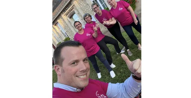 photo  les élus portent le tee-shirt rose badgé du logo de la commune en signe de soutien à cet événement si important pour la santé des femmes.  &copy;  mairie de val-au-perche 