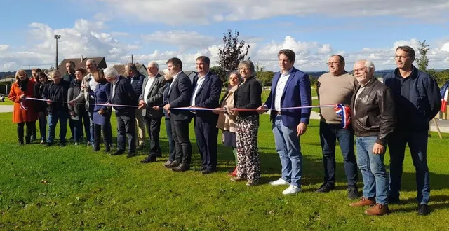 photo  les élus ont inauguré le nouveau domaine de loisirs.  &copy;  ouest-france 