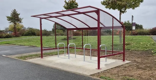 photo  deux nouveaux abris à vélo viennent d’être installés dans la commune, l’un à proximité de la salle scélia et du mouv’roc, le second près du rond-point du calvaire, au niveau de l’arrêt de bus.  &copy;  ouest-france 