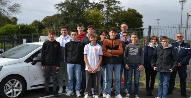 photo  le groupe d’élèves de vendredi matin, prêts à prendre le volant d’une des deux voitures… avec un gendarme.  &copy;  le maine libre 