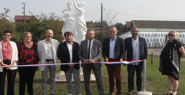 photo  jean-luc suhard coupe le ruban symbolisant le retour des deux grâces sur le site d’antoigné.  &copy;  le maine libre. 