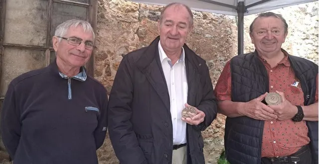 photo  une médaille pour 50 ans d’adhésion à la section cgt cheminots a été remise à alain garnavault, alain viot et daniel pineau.  &copy;  le maine libre 