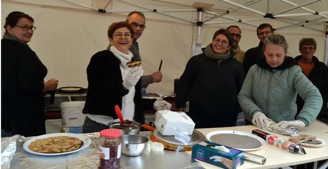 photo  l’équipe du groupement des commerçants, artisans et industriels a gardé le sourire malgré la pluie.  &copy;  le maine libre 