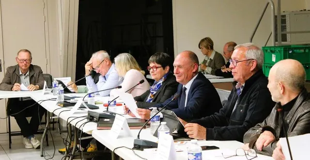 photo  saint-longis, jeudi dernier. au conseil communautaire, pour la mise en place du bonus attractivité, sur 65 votants, 8 ont voté contre.  &copy;  le maine libre 