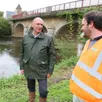 photo frédéric beauchef, président de la commission infrastructures routières, et bryan furon, chef du bureau ouvrages d’art, devant le pont reliant sainte-jamme-sur-sarthe à montbizot.
