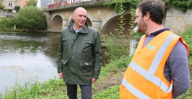 photo  frédéric beauchef, président de la commission infrastructures routières, et bryan furon, chef du bureau ouvrages d’art, devant le pont reliant sainte-jamme-sur-sarthe à montbizot.  &copy;  ouest-france. 