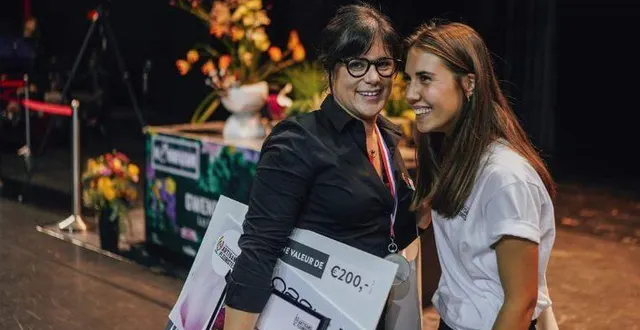 photo  la jeune fleuriste sarthoise anne verlac (à gauche) a décroché la médaille d’argent et le titre de vice-championne de france des fleuristes 2024, ce lundi 30 septembre à tours.  &copy;  fédération française des artisans fleuristes 
