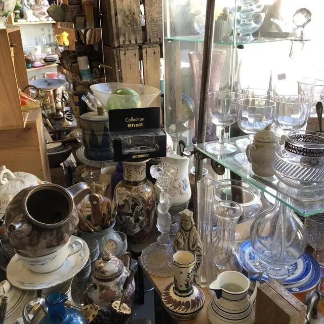 photo on trouve de tout dans la brocante de michel gosse, à alençon.  ©  ouest-france