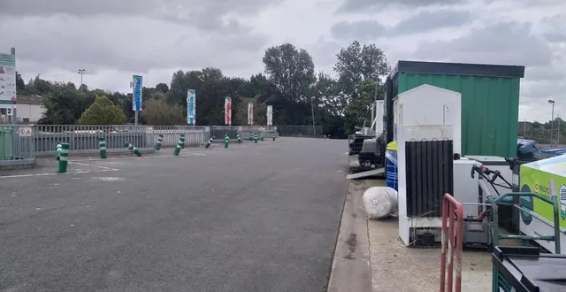 photo  les déchetteries traitent 300 kg par an et par habitant de déchets dont 78 % de déchets verts, d’encombrants et de gravats.  &copy;  le mane libre 