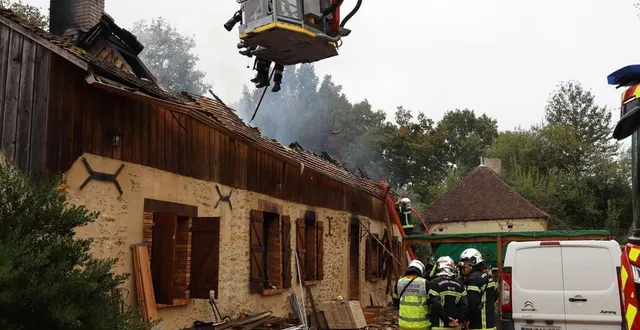 photo  malgré l’intervention du bea, les pompiers n’ont rien pu faire pour sauver une maison à ballon-saint-mars, tellement le feu faisait rage.  &copy;  ml 