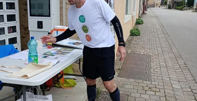 photo  fabrice didier, 54 ans, sent encore ses cuisses trois jours après son défi sportif réalisé dans les alpes mancelles dans la sarthe.  &copy;  fabrice didier 