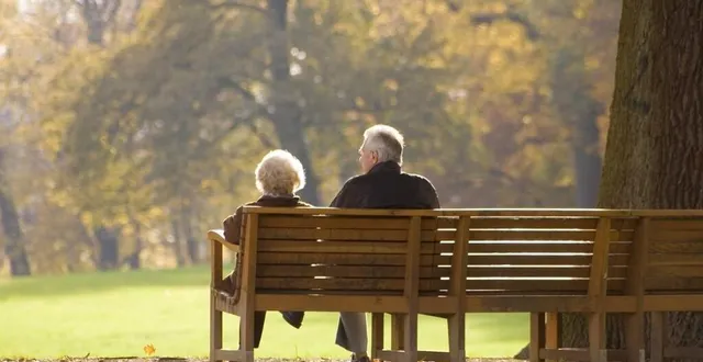 photo  un couple de retraités assis sur un banc dans un parc à l’automne  &copy;  archives 