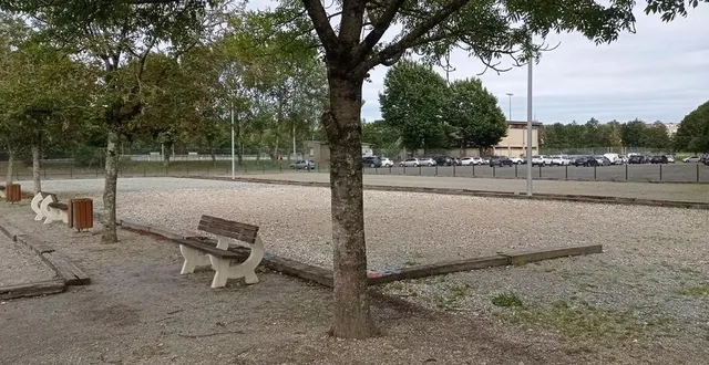photo  les secteurs concernés par le photovoltaïque en ombrière : le boulodrome et les terrains de tennis, ainsi que le parking.  &copy;  ouest-france 