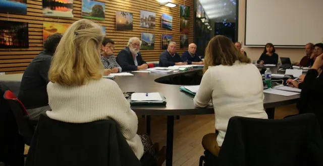 photo  andré trottet, le maire de villeneuve-en-perseigne (au centre), accompagné des maires délégués de chassé et montigny et membres du conseil.  &copy;  ouest-france 