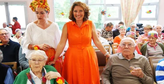 photo  la nouvelle directrice stéphanie cousin (au centre), et deux résidents, stéphanie raymond, 89 ans, et jean cousin, 89 ans.  &copy;  ouest-france 