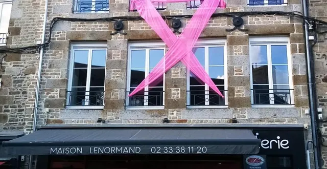 photo  un ruban rose géant sur la façade de la boucherie lenormand.  &copy;  ouest-france 
