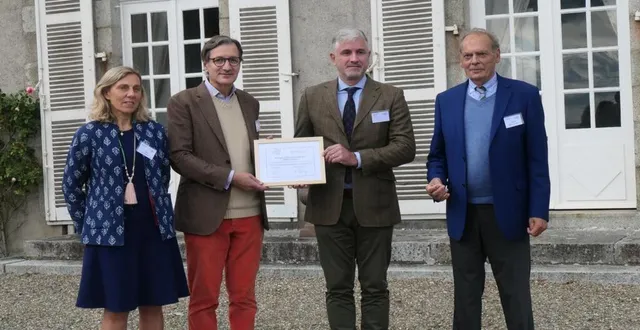 photo  de gauche à droite : hélène et eric des beauvais, propriétaires du château de fouilloux ; olivier perrigot, mécène et françois hélie de la harie, délégué régional des pays de la loire vielles maisons françaises (vmf).  &copy;  ouest-france 