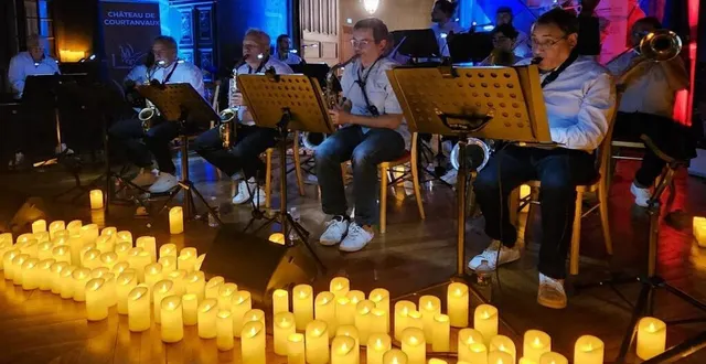 photo  « à la lueur de 800 bougies », concert intimiste dans les salons du château  de courtanvaux, par le groupe fous de musiques improvisées.  &copy;  ouest-france 
