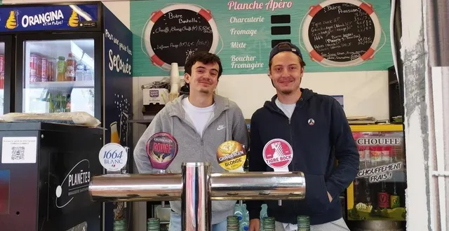 photo  paul lereteux, 22 ans, et son salarié, erwan, 19 ans, ont dressé le bilan de cette première saison à la gémerie beach, à arnage, près du mans (sarthe).  &copy;  ouest-france 
