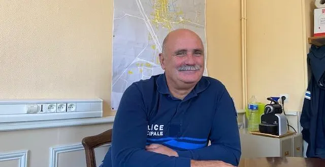 photo  thierry brilland, policier municipal à sées depuis trente-neuf ans, part à la retraite.  &copy;  ouest-france 