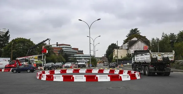 photo  un giratoire est installé depuis ce jeudi 3 octobre dans le carrefour dit des quatre-pentes, entre l’avenue bollée et la rocade (en contrebas du burger king).  &copy;  le maine libre – denis lambert 