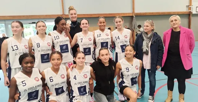 photo  isabelle lucas (à droite), séverine pottier, les coprésidentes, l’équipe filles de u15, évoluant en national, sont fières de poser avec alexia chery et sa médaille olympique en argent.  &copy;  ouest-france 