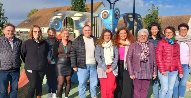 photo  l’équipe pédagogique avec le maire luc-marie faburel.  &copy;  le maine libre 