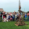 photo  l’emblème de la commune a été porté par de nombreux habitants de tous âges, de la mairie jusqu’au terrain sportif à côté du stade, où il a été remis sur la tour eiffel en osier réalisée par l’association de lavannerie. 