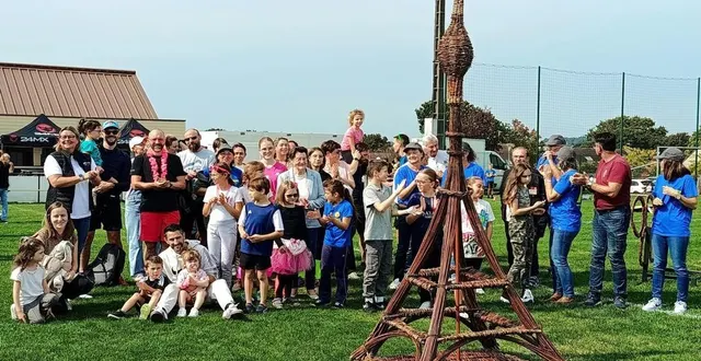 photo  l’emblème de la commune a été porté par de nombreux habitants de tous âges, de la mairie jusqu’au terrain sportif à côté du stade, où il a été remis sur la tour eiffel en osier réalisée par l’association de lavannerie.  &copy;  le maine libre 