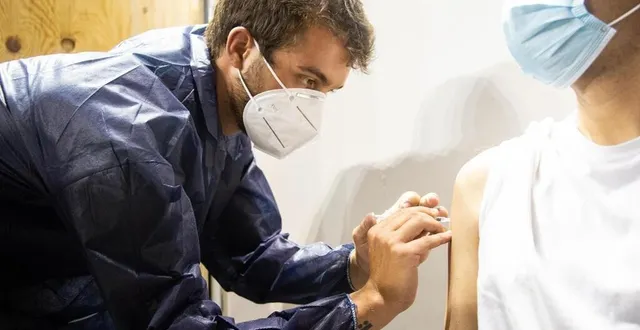 photo  un étudiant en médecine assure la vaccination d’un patient. la sarthe s’organise pour faciliter l’accueil des étudiants en stage, avec l’espoir de les voir rester pour des remplacements, puis une éventuelle installation.  &copy;  archives ouest-france 