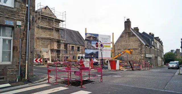 photo  la fouille au premier plan qui a grandement gêné l’accès à la grande-rue, côté ouest.  &copy;  ouest-france 
