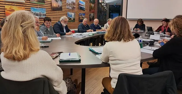 photo  andré trottet, à gauche, accompagné des membres du conseil.  &copy;  le maine libre 