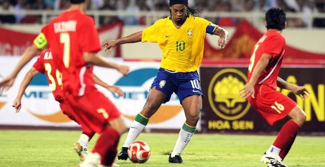 photo  l’emblématique numéro 10 brésilien ronaldinho foulera la pelouse du stade raymond-kopa.  &copy;  photo afp 