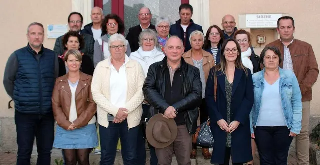 photo  les membres de la liste « agir ensemble pour bien vivre » posent devant la mairie d’yvré-le-pôlin.  &copy;  le maine libre 