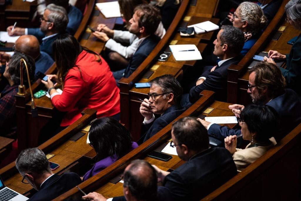 Le NFP Dépose Une Première Motion De Censure Contre Le Gouvernement De ...