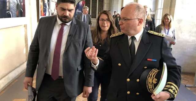 photo  en compagnie du préfet de la sarthe, emmanuel aubry, guillaume kasbarian, ministre de la fonction publique, a commencé sa visite par le cert, centre d’expertise et de ressources titres.  &copy;  ouest-france 