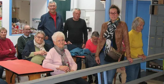 photo  stéphanie colas (debout au premier plan) est l’animatrice de jour partagé.  &copy;  co 