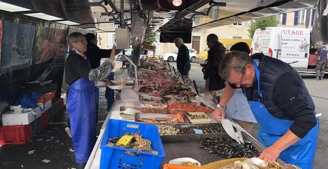 photo  le poissonnier julien brisson, repreneur d’une entreprise familiale qui dure depuis trois générations, s’inquiète des nouvelles difficultés de stationnement des clients qui souhaitent se rendre au marché de la flèche (sarthe).  &copy;  ouest-france 