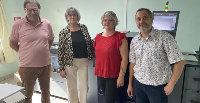 photo  depuis le 1er septembre 2024, emmanuel et raïssa tessé (à droite) ont racheté l’imprimerie cornuel à joël et christine cornuel, qui restent salariés de l’entreprise.  &copy;  le maine libre 