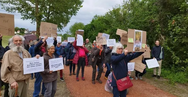 photo  en juin dernier, un collectif d’association avait organisé une rando-manif sur le projet d’enrobage de la voie verte dans le perche ornais.  &copy;  bien vivre dans le perche 