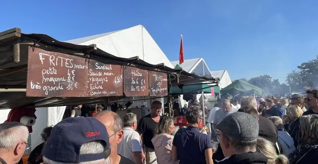 photo  l’allée des rôtisseurs à la foire saint-denis de montilly-sur-noireau est incontournable.  &copy;  ouest-france 