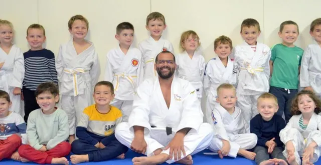 photo  entraîneur au club de judo, mathias étourmy initie désormais les « babies » à la salle champagne.  &copy;  le maine libre 