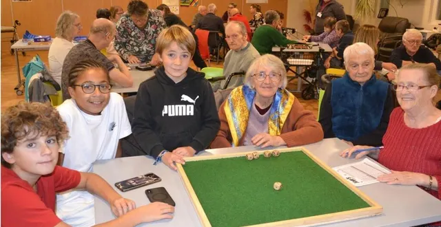 photo  le conseil municipal des jeunes a organisé un après-midi de jeux de société à la résidence senior.  &copy;  le maine libre 