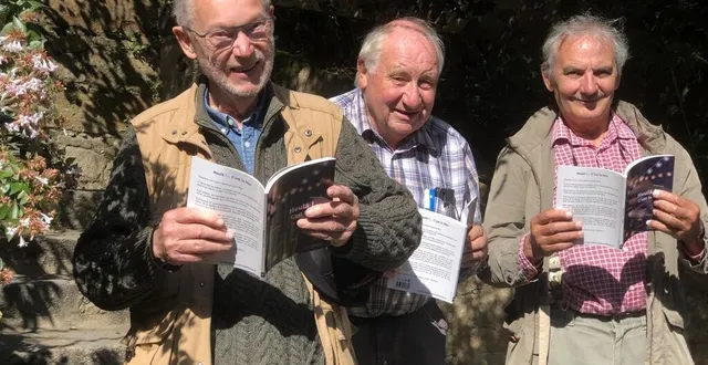 photo  le mans, mardi 17 septembre 2024. serge bertin, jean revers et andré jaunay, heureux de proposer ce recueil de 36 textes en patois.  &copy;  le maine libre 