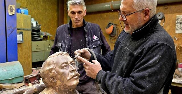 photo le fondeur christophe le floch et le ciseleur franck paillusseau peaufinent « leur » aristide briand. © presse océan-nathalie bourreau 