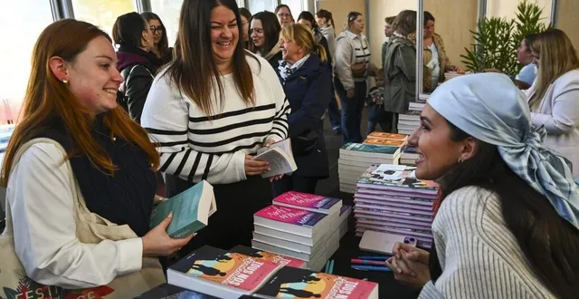 photo  line (21 ans) et anaïs (31 ans) sont venues au salon du livre du mans notamment rencontrer lyly blabla, l’une des autrices à succès d’un genre populaire : la new romance.  &copy;  le maine libre - denis lambert 